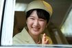 車窓から大きめな所作でお手振りをする愛子さま(9月11日)