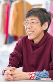 『時効警察』では警察官のスーツを考案した西さん。色みに差をつけて課の雰囲気の違いを演出したという。「麻生久美子さんは花形の交通課なので、パキッとした明るいブルーの制服に。オダギリジョーさんたちが着る時効管理課は濃いめの色にしました」 撮影/伊藤和幸