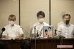 裁判後に記者会見を行う松永さん(中央)と上原さん(左)('21年7月15日)