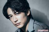 ディーン・フジオカ〈撮影／廣瀬靖士　ヘアメイク／花村枝美（MARVEE）　スタイリング／ISON KAWADA（IMPANNATORE）　衣装協力／TAE ASHIDA（jun ashida）〉