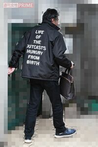 若々しいファッションも様になる古谷一行