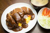 オムライス×トンカツ、サラダ×ライスのご当地グルメとは?