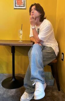 平野紫耀が7月30日に投稿した1枚、足元はKREVAのコラボスニーカー（平野紫耀公式インスタグラムより）