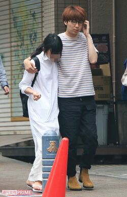 8月下旬、miwa似の20代美女の肩を抱き寄せたまま、友人のマンションへと向かう川谷