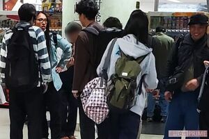 布川（左から2番目）と話し込むロッチのコカド（左端）と流れ星☆のちゅうえい（左から3番目）。みちお（右端）の姿もあった