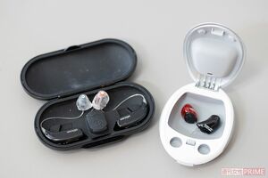 梅沢さんが使っている補聴器。テレビのバラエティー番組のような1方向からしか撮らない仕事の場合は耳掛けタイプ（左）を使うが、芝居やドラマなどの撮影時は耳にすっぽり入れるタイプ（右）を使っている（撮影／矢島泰輔）