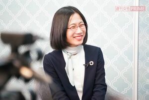 話の盛り上がりに笑顔を見せるたかまつなな