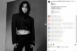 美しいヘソ出し姿を披露したのん（本人のインスタグラムより）