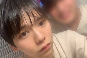 ユーチューブではめんどくさそうに決め顔をしたり、おどけるような表情も（※一部加工）