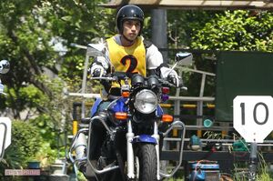 バイク教習中の錦戸亮