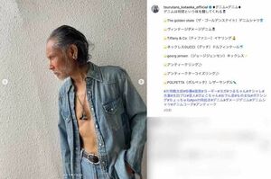 全身デニムでアクセサリーを身に着け、上半身を露わにした写真をアップした片岡鶴太郎(本人のインスタグラムより)