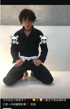 「まだ十分に強くない」と中国語で綴り、道着姿の写真をSNSにアップした木村拓哉