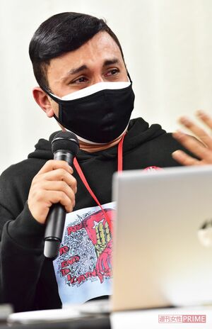 「先月、バングラディシュに避難していた父親が病気で亡くなりました。病気と知っていたけれど、何もしてあげられなかった。仮放免だから」と涙ながらに訴えたミャンマーを追われたロヒンギャのミョーチョーチョーさん（撮影／畔柳ユキ）