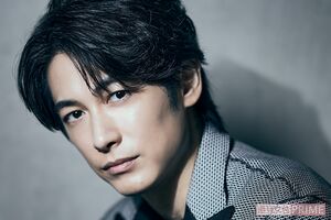 ディーン・フジオカ〈撮影／廣瀬靖士　ヘアメイク／花村枝美（MARVEE）　スタイリング／ISONKAWADA（IMPANNATORE）　衣装協力／TAEASHIDA（junashida）〉