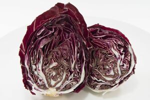 日本には80年代に輸入され始め、国内でも栽培する地域が増えてきているトレビス。日本ではレッドレタスとも呼ばれている