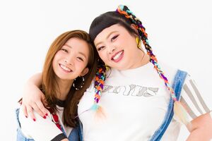 左からスタイリストの大瀧彩乃さん、渡辺直美