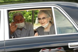 7月26日、那須町・御用邸近くの沿道に集まった人々に笑顔で手を振られる上皇さまと美智子さま