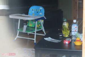 父娘が暮らすアパートには乳児用テーブルやタバコが