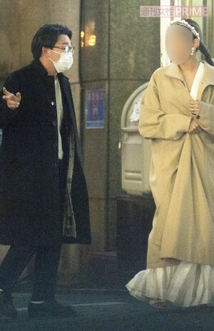 空気階段・水川かたまり結婚式　ドレス姿の新婦・桜子さん(右)と談笑するオズワルド伊藤(左)