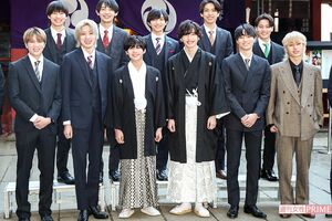 2023年1月、ジャニーズ成人式(前列左から)佐々木大光、佐藤龍我、長尾謙杜、道枝駿佑、作間龍斗、猪狩蒼弥、(後列左から)小柴陸、内村颯太、川崎皇輝、深田竜生、安嶋秀生