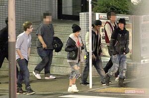 '12年の赤西軍団。山下智久（右端）の後ろに赤西仁と弟の礼保。左端がJさん