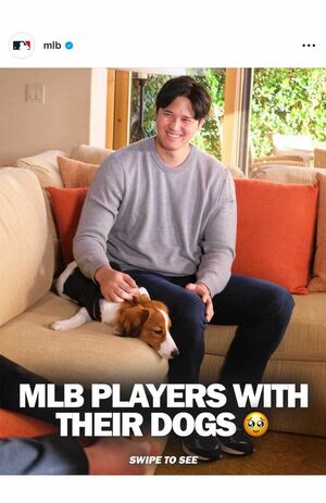 犬を抱いてMVP発表の番組に出演した大谷翔平(MLB公式インスタグラムより)