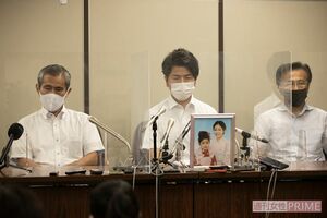 裁判後に記者会見を行う松永さん（中央）と上原さん（左）（'21年7月15日）
