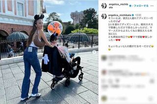 息子2人と共にディズニーへ行ったことを報告した道端アンジェリカ。露出度の高い服装で、文中では息子を「彼氏」呼び(インスタグラムより)