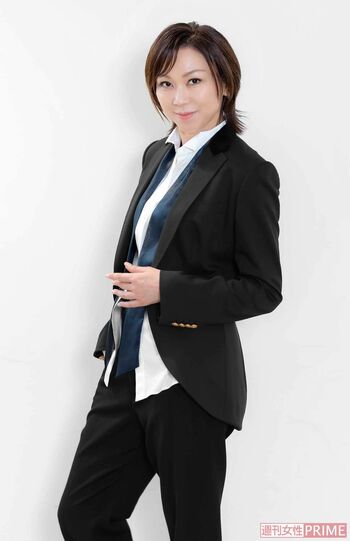 カメラを向けられると、完璧なポージングを決める湖月わたる。“男役の申し子”ともいわれた魅力は健在だ　撮影／佐藤靖彦