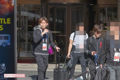 ホテルを出てアリーナへ向かう田中刑事（左）と宇野昌磨（右から2番目）