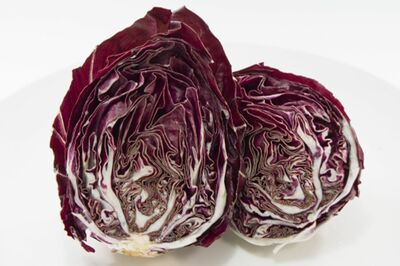 日本には80年代に輸入され始め、国内でも栽培する地域が増えてきているトレビス。日本ではレッドレタスとも呼ばれている