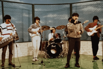 音楽番組全盛のころ“海・夏・リゾート”というイメージでリリースされた楽曲は視聴者の心をつかんだ