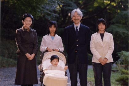 秋篠宮さまの誕生日に公開された家族写真。1歳2か月になった悠仁さまを中心に（2007年11月）