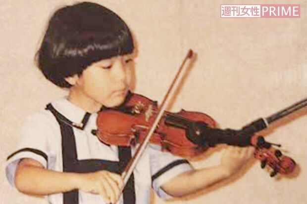 「特技」のバイオリンを演奏する6歳のころの小室さん（山内純子さん提供）