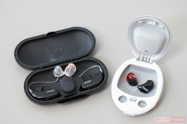 梅沢さんが使っている補聴器。テレビのバラエティー番組のような1方向からしか撮らない仕事の場合は耳掛けタイプ（左）を使うが、芝居やドラマなどの撮影時は耳にすっぽり入れるタイプ（右）を使っている（撮影／矢島泰輔）