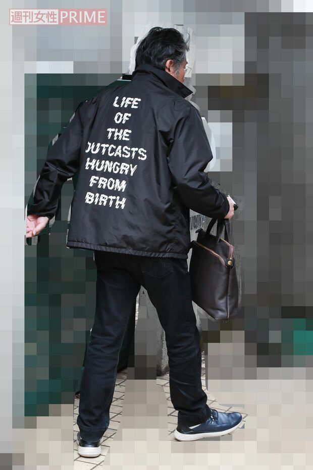 若々しいファッションも様になる古谷一行