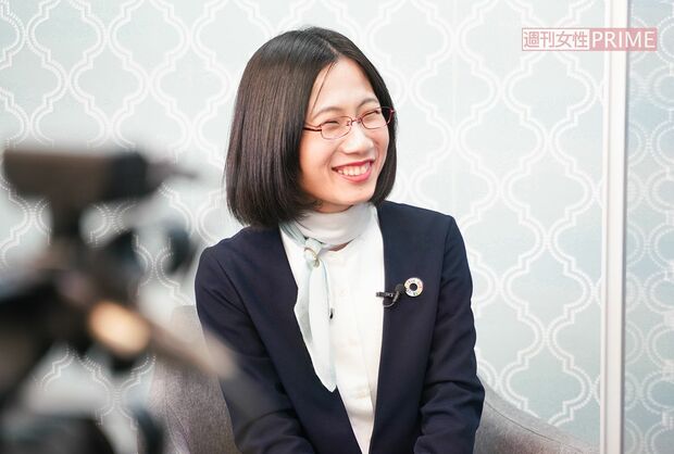 話の盛り上がりに笑顔を見せるたかまつなな