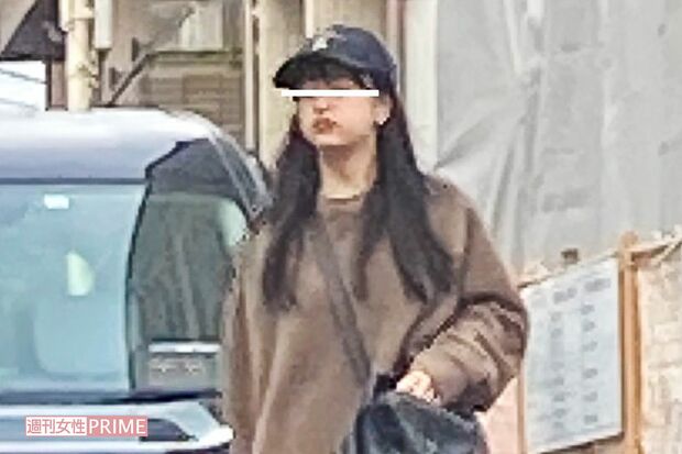 2020年10月28日朝9時、ラフな格好で帰宅するAさん。山下智久とのお泊まり報道以降の生活ぶりは…
