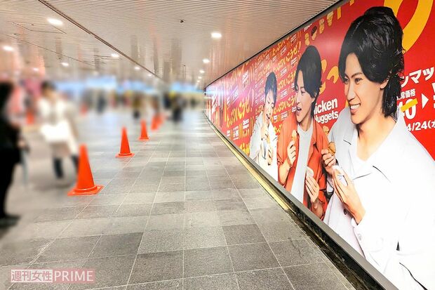渋谷駅地下道に登場したNumber_iのマクドナルド巨大広告(編集部撮影)