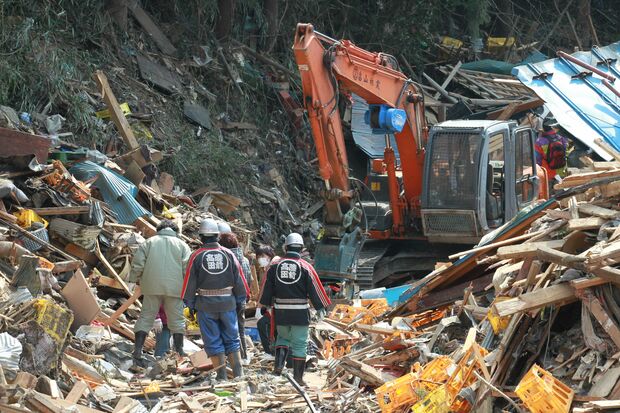 被災地で出会ったとある姉妹。この日は、初めて重機を使って行方不明となっていた高齢の母親の捜索が行われた（このあと、遺体が見つかった）（陸前高田市、2011年3月29日〜4月1日）