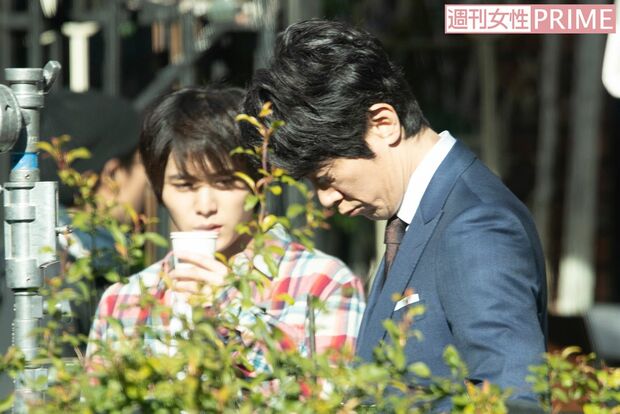 共演者の佐々木蔵之介と話す山田涼介