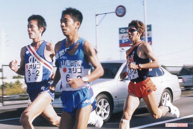 学生時代の徳本監督（右）。明るい茶髪＆サングラスがトレードマークだった