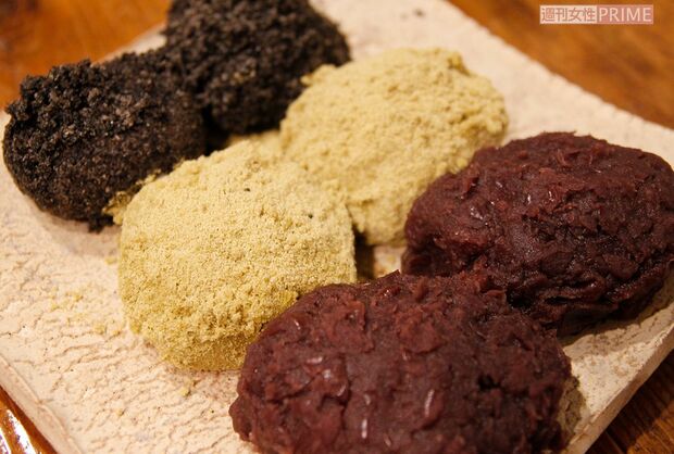 手前からあん・きなこ・ごまのおはぎ。10月〜5月頭には、変わり種（？）の納豆おはぎも登場！