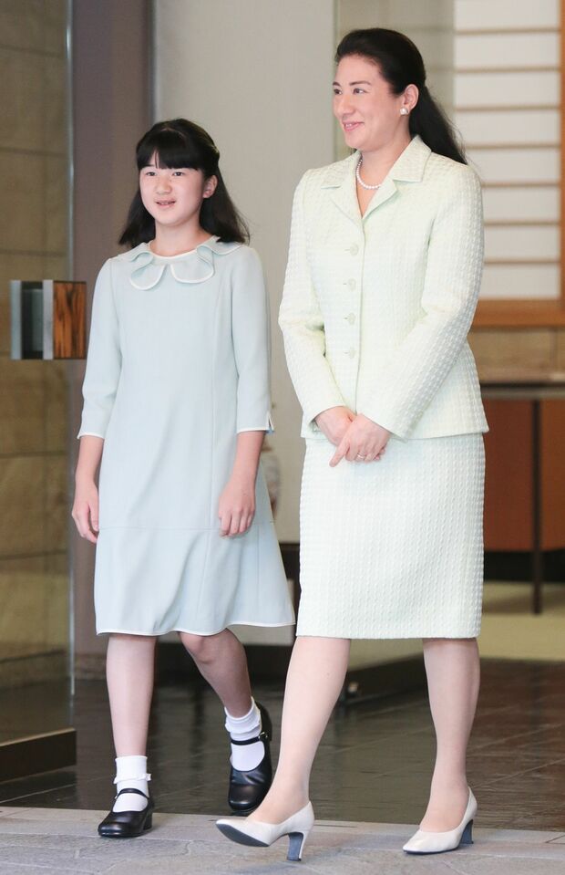 '13年6月（11歳）スペインから帰国されたお父さまをお出迎え。八分袖のワンピースは襟のラッフル（大きめのフリル）と白のパイピング（縁取り）。「“気品”や“エレガント”という言葉が思わずこぼれます」（撮影／JMPA）