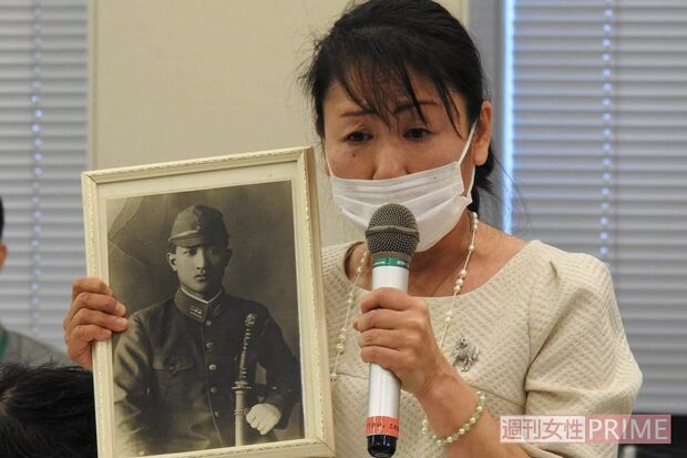 沖縄戦遺族の米本さんは、基地建設に遺骨まじりの土砂を使わないよう遺影を手に訴えた　撮影／渡瀬夏彦