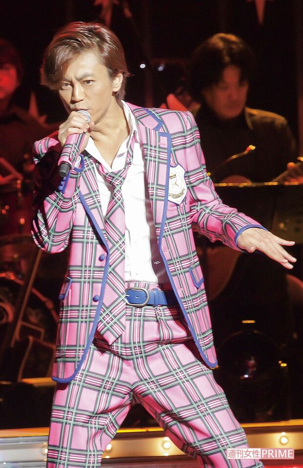 '13年 明治座公演。第二部のコンサートではピンクの学生服（!?）を着くずして（6月3日）　撮影／週刊女性写真班