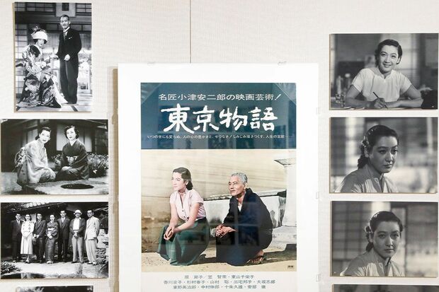 会場には、原さんの代表作『東京物語』をはじめ出演作品の変遷をたどれるとともに、数多くのスチールが展示されている