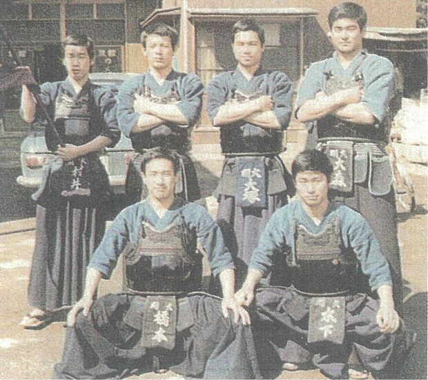 明大剣道部で三段を取ったころ。前列右側が木下さん。不屈の精神はここで培われた？