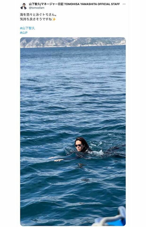 なぜかサングラスを掛けたまま海を泳ぐ山下智久(マネージャーのXより)