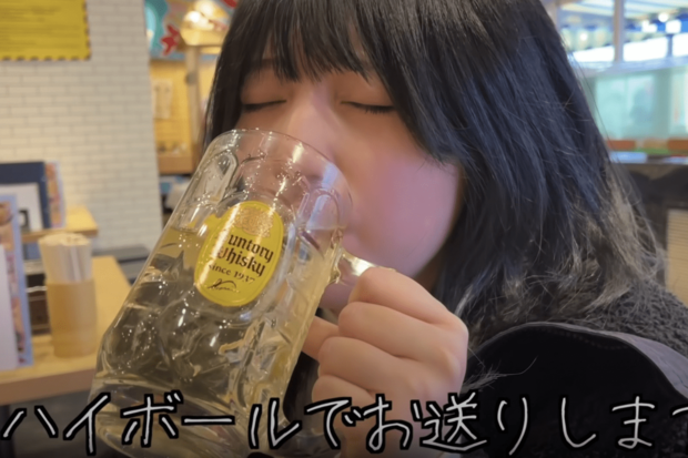 飲みっぷりが凄い酒村ゆっけ（公式Youtubeチャンネルより）